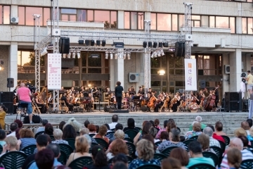 Стотици русенци събра концертът на Швейцарския младежки симфоничен оркестър JSO Bern на площада в Русе