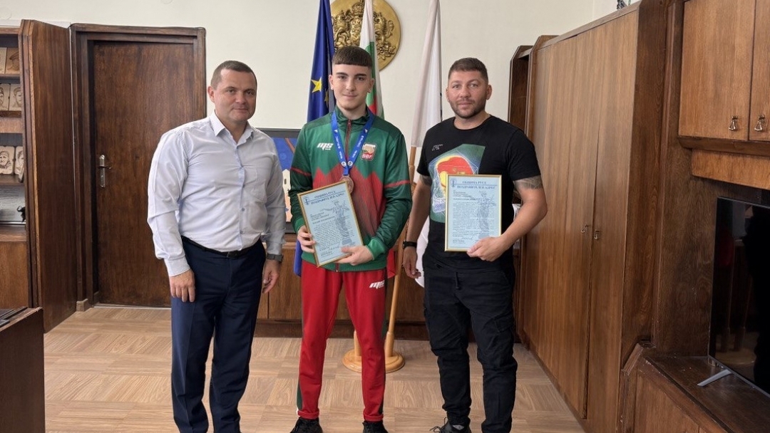 Pencho Milkov awarded the Ruse boxer Nicholas Nikolov for the bronze medal