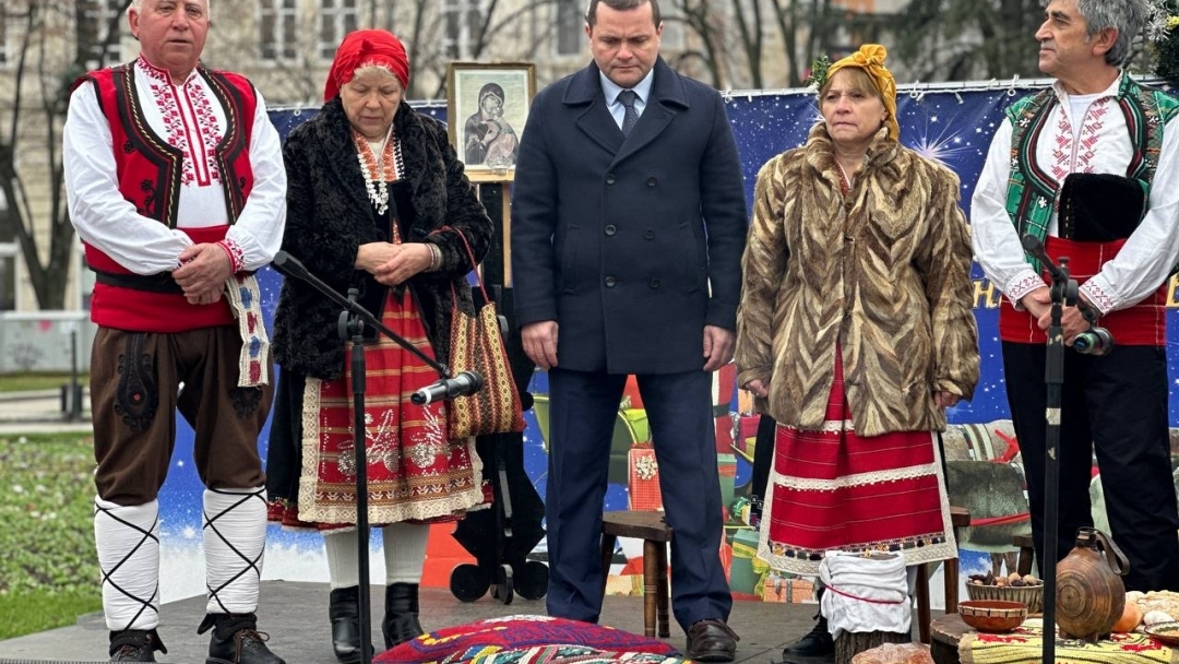  Кметът Пенчо Милков и коледарите благословиха Русе за здрава и успешна година