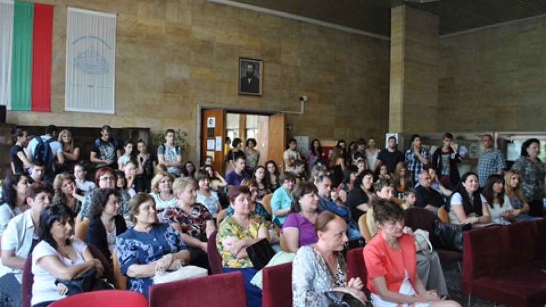 Зам.-кметът Наталия Кръстева посети изложбата „135 г. Българска официална статистика“