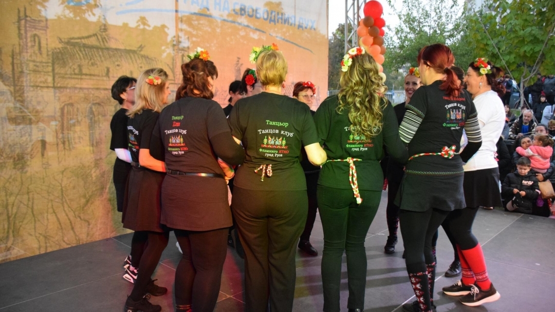 Кварталите „Дружба“ и „Чародейка“ в Русе празнуваха заедно с музика, танци и кулинарни битки