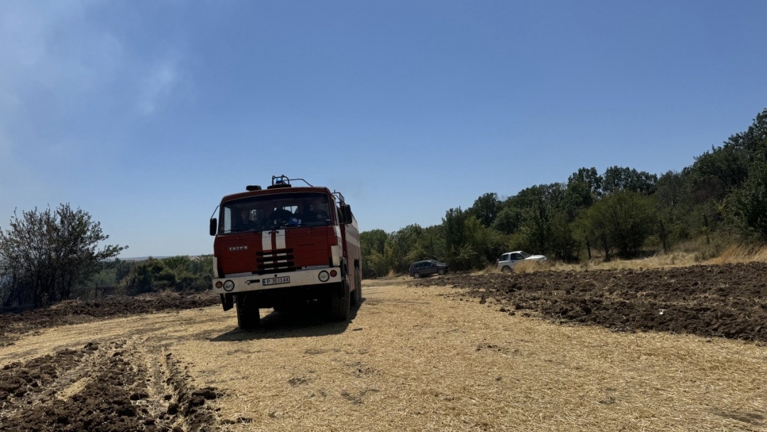 Критичната ситуация с пожара в с. Николово е овладяна, продължава гасенето в отделни участъци