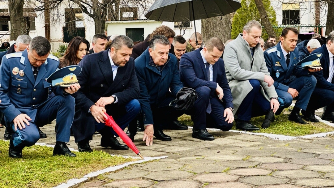 Пенчо Милков беше официален гост на честването на 83 години от създаването на Парашутната дружина и българските Специални сили