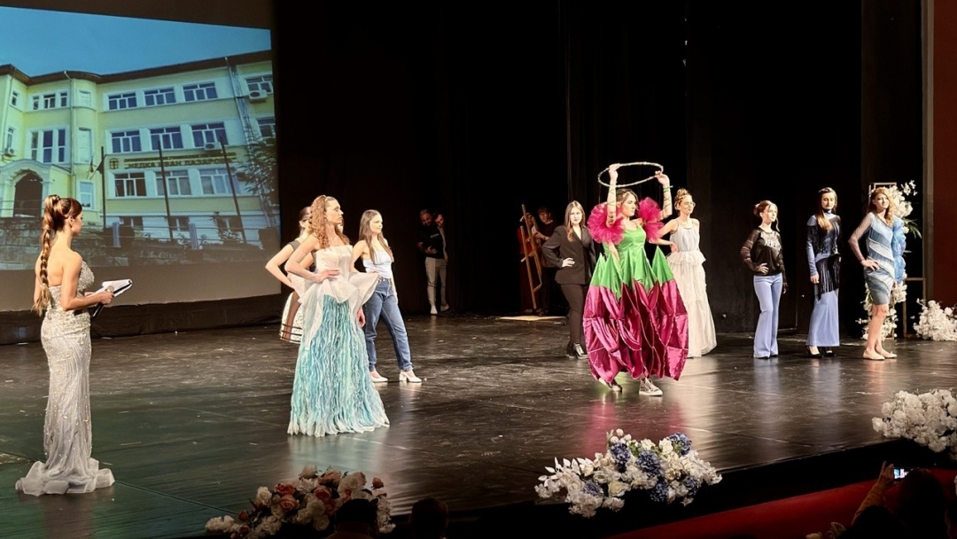 Спектакълът „Асамблея на красотата и модата“ превърна сцената на Доходното здание в пространство на естетика и съпричастност