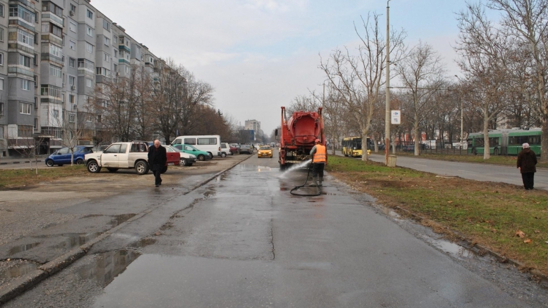 Пет машини мият улиците на Русе 