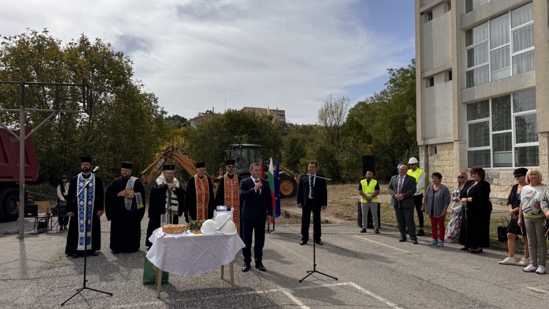 Направена бе първа копка на изграждането на физкултурен салон и топла връзка към ОУ „Никола Обретенов“