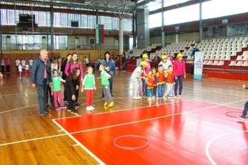 Деца и родители се включиха в забавна спартакиада