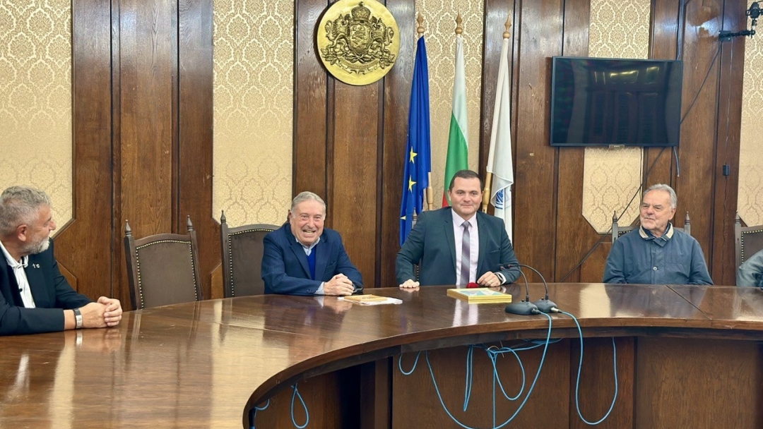 Кметът Пенчо Милков отличи Хачик Лебикян със златна значка за приноса му към културния и обществен живот на Русе