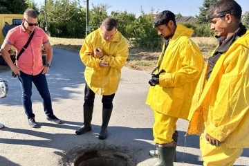 След пет десетилетия затлачване: Община Русе инициира ръчно почистване на част от канализацията в Мартен