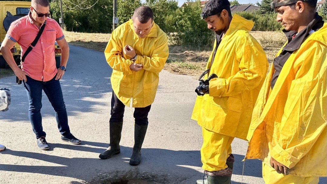 След пет десетилетия затлачване: Община Русе инициира ръчно почистване на част от канализацията в Мартен