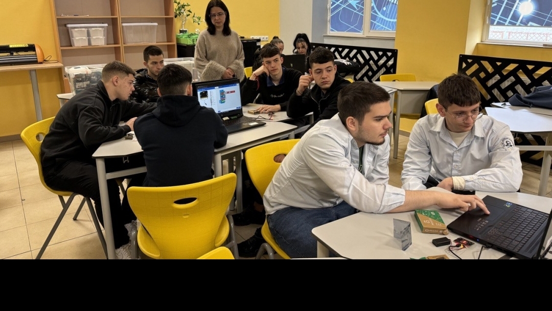 Ученици от ПГИУ „Елиас Канети“ представиха иновативни бизнес идеи пред министъра на образованието и кмета на Русе