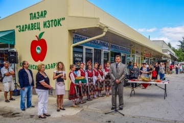 Кметът на Община Русе Пламен Стоилов откри търговски обекти на пазар "Здравец изток"