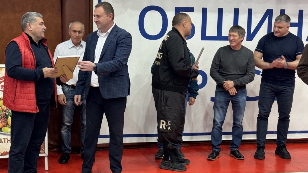 Международният турнир по свободна борба за кадети „Русенски легенди“ събра отбори от три държави в зала „Дунав“ 