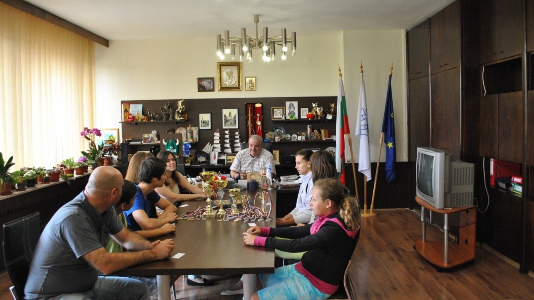 Знаме с герба на Община Русе получи Клуб по фехтовка "Русе"