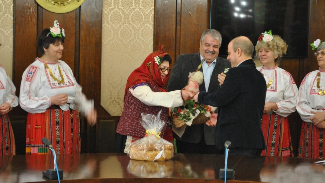 Деца и пенсионери закичиха с мартеници кметския екип и служители на Общината