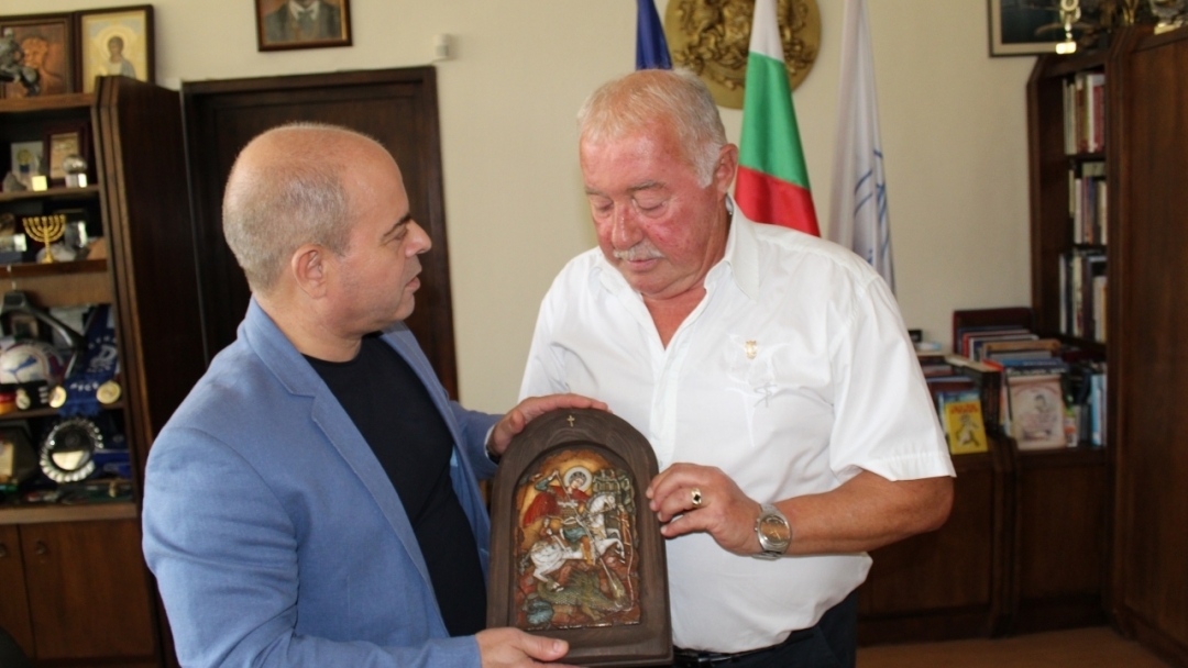 Кметът Пламен Стоилов връчи златна значка "Русе" на председателя на Областния съвет на Българския футболен съюз - Димитър Димитров