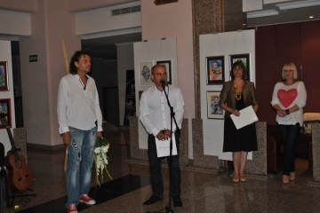 Кметът Пламен Стоилов разгледа изложбата с шаржове на Огнян Балканджиев