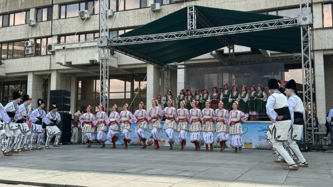 Русе отбеляза Великден с пъстър фолклорен празник и голямо общоградско хоро