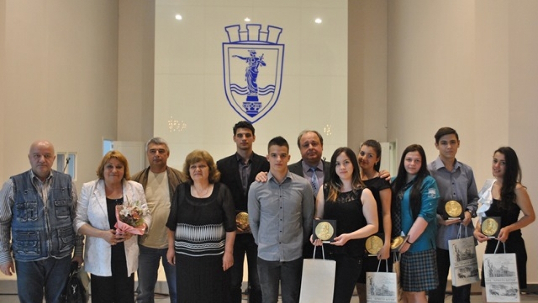 Кметът Пламен Стоилов връчи Ботевската награда на дванадесетокласничката Кристина Димитрова