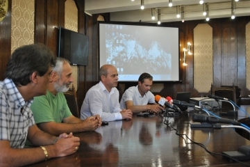 Иван Томов развя знамето на Русе на връх Броуд Пик