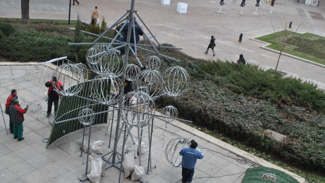 13 метрова led елха украси центъра на Русе 