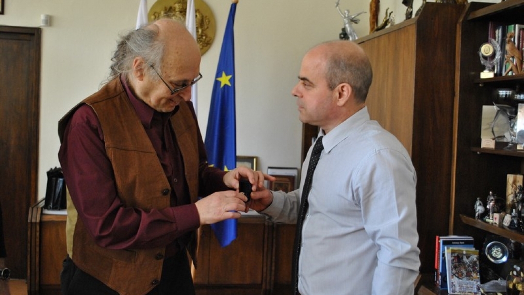 Кметът Пламен Стоилов награди със значка „Русе“ талантливия български виолончелист Венцеслав Николов