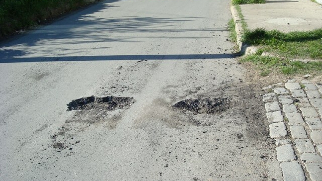 Вандали посегнаха на нов асфалт