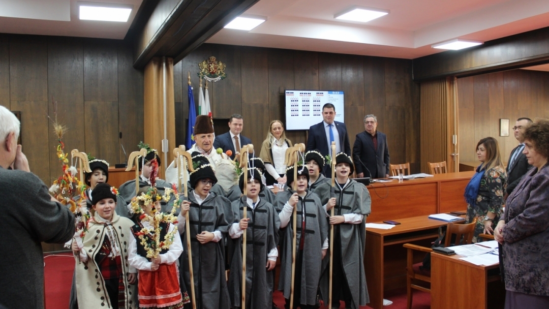 Коледари от ОУ "Христо Смирненски" наричаха за здраве в последната сесия на Общинския съвет за 2019 г.