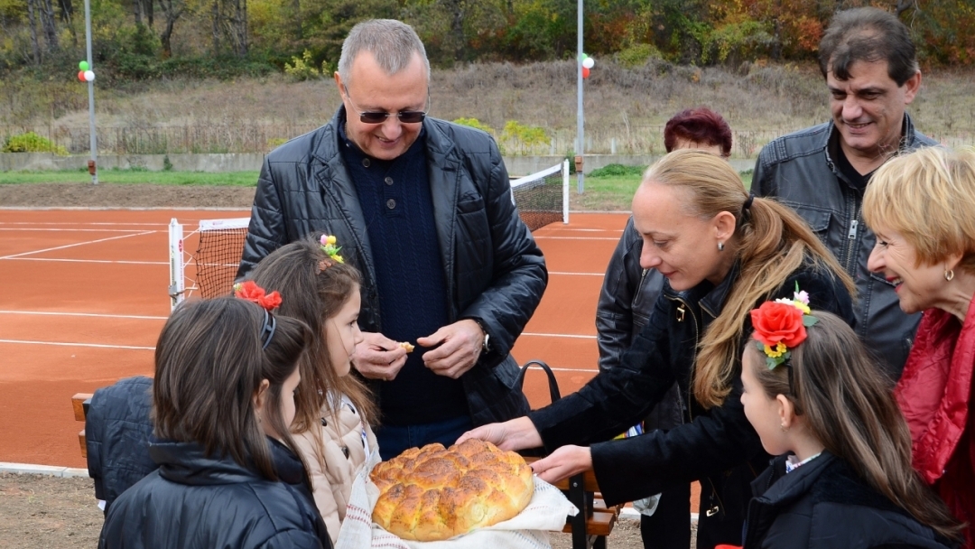 Зам.-кметът Наталия Кръстева присъства на откриването на две спортни площадки в с. Николово