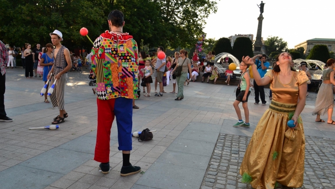 Цветен карнавал завладя центъра на Русе снощи