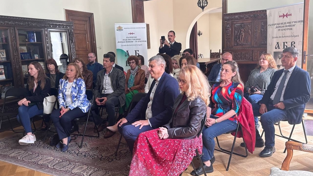 Енчо Енчев и посланик Радко Влайков положиха цветя пред паметниците на Ботев и Левски в Букурещ