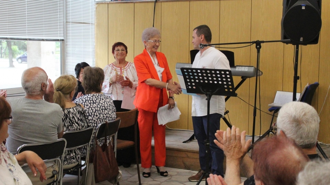 Кметът Пенчо Милков почете 40-годишния юбилей на пенсионерски клуб “Здравец” 