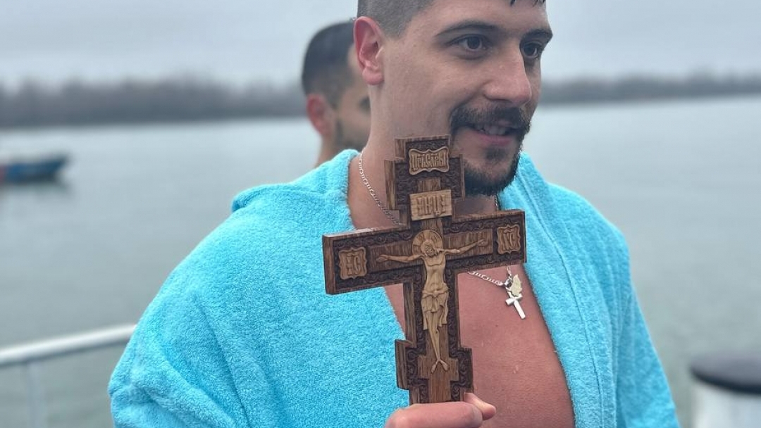 За 6-и път: Теодор Цветков извади богоявленския кръст от водите на Дунава