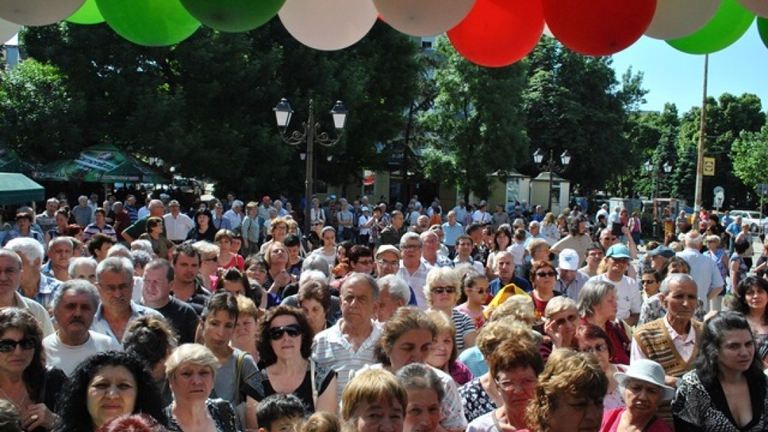 Кметът Пламен Стоилов откри обновените Градски Хали