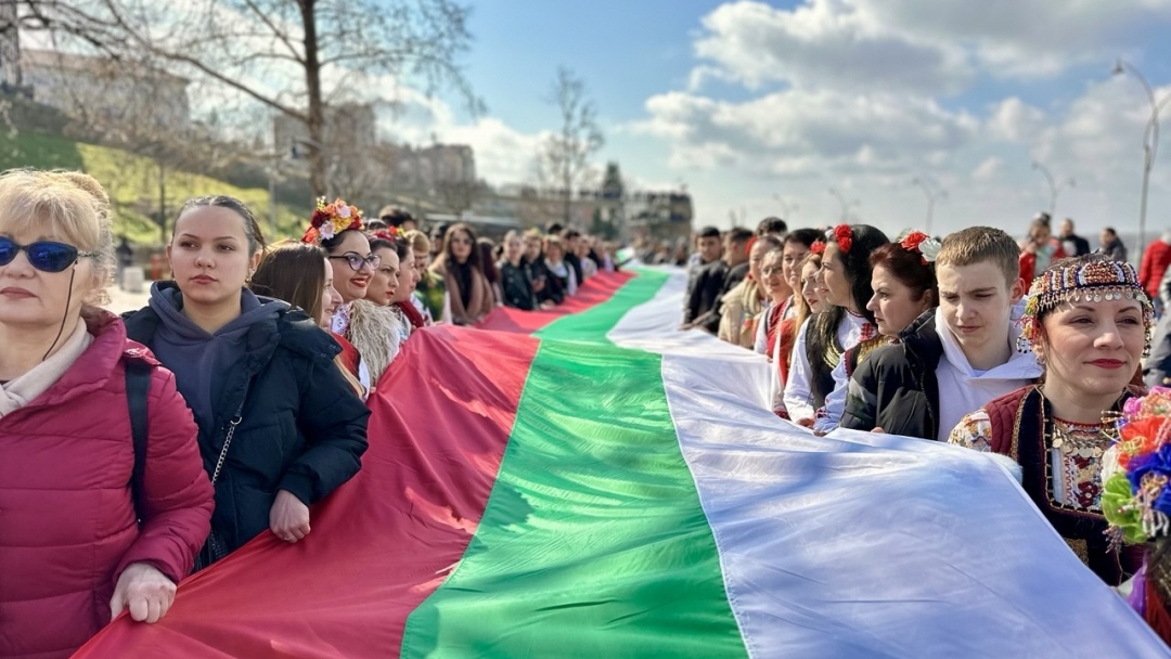 Русе отбеляза 3 март с тържествена церемония и шествие с 900-метров трибагреник