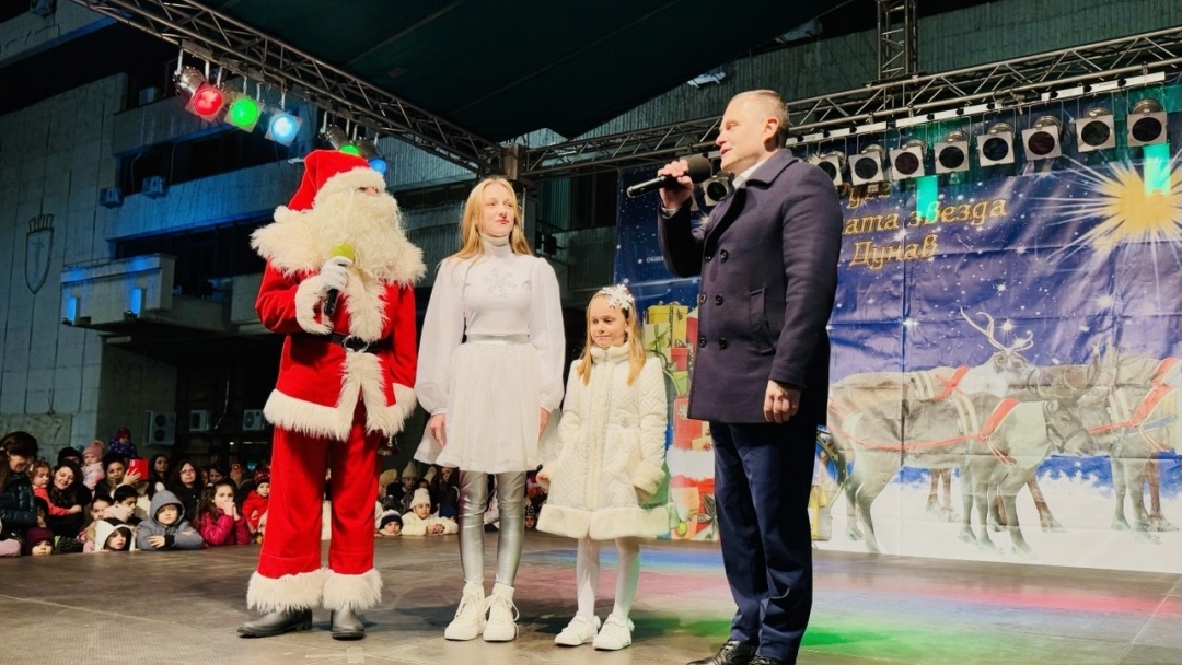 Кметът Пенчо Милков запали светлините на Коледната елха в Русе  