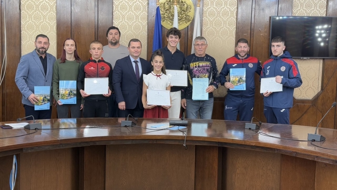 Пенчо Милков награди млади спортисти за високите им постижения в международни състезания