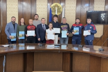 Пенчо Милков награди млади спортисти за високите им постижения в международни състезания