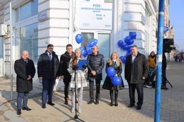 Членовете на Европейския парламент Андрей Новаков и Емил Радев с информационен офис в Русе