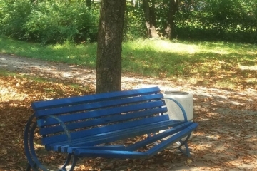 Вандалска проява в Парка на младежта повреди четири пейки