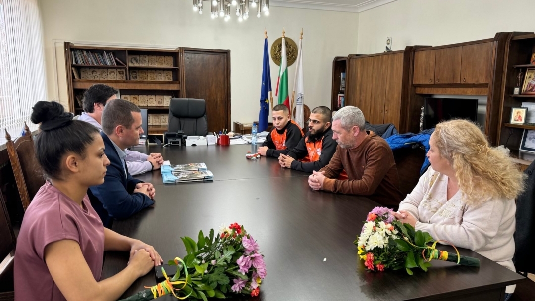 Mayor Pencho Milkov awarded the medalists of  Weightlifting Sports Club "Ruse"