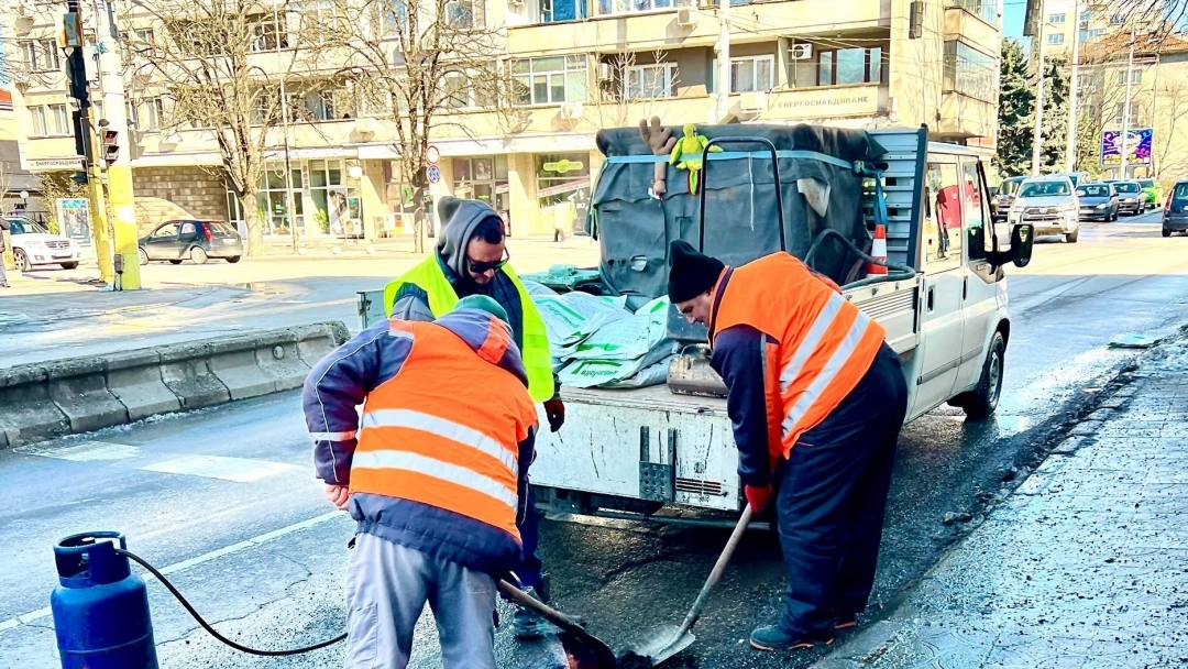 Продължават ремонтните дейности и почистването на улиците в Русе