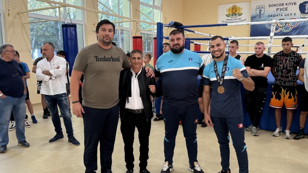 Mayor Pencho Milkov awarded the bronze medalist from the World Boxing Championships Radoslav Rosenov