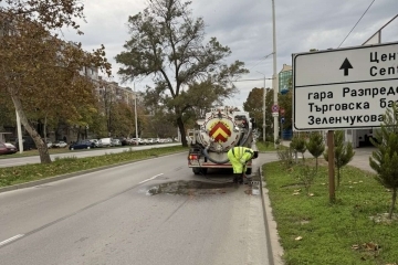 Продължава сезонното почистване на дъждоприемните шахти