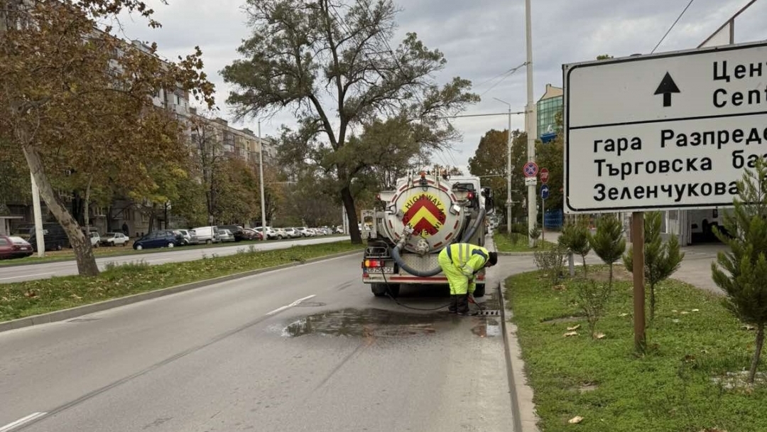 Продължава сезонното почистване на дъждоприемните шахти