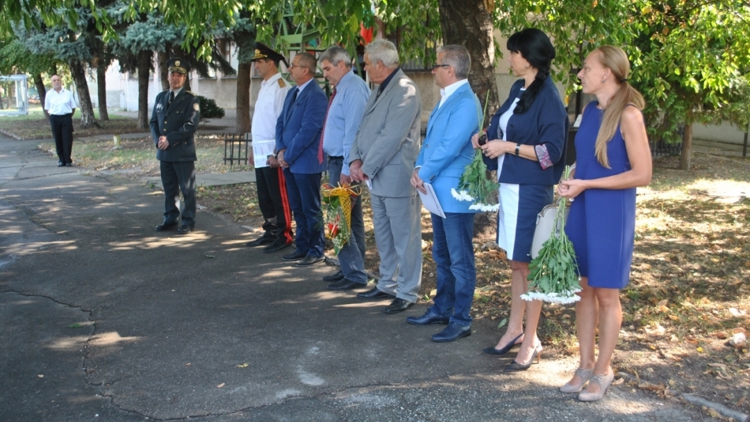 Русенци поднесоха цветя в памет на загиналите пожарникари