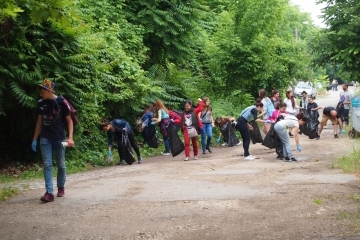 „Младежки парламент” и доброволци от Европа се включиха в голямото почистване
