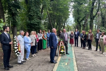 Енчо Енчев и посланик Радко Влайков положиха цветя пред паметниците на Ботев и Левски в Букурещ