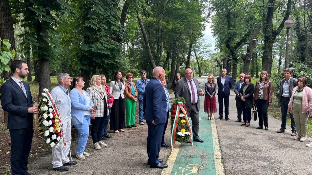 Енчо Енчев и посланик Радко Влайков положиха цветя пред паметниците на Ботев и Левски в Букурещ