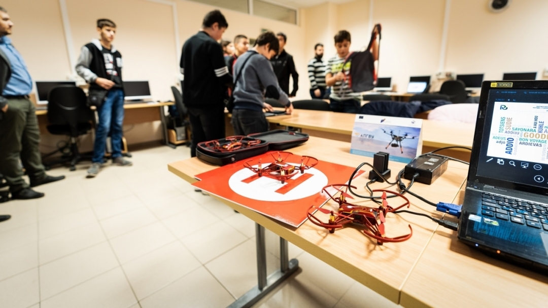 Ученици от СУ „Васил Левски“ участваха в занятия по блоково програмиране на дронове в Русенски университет „Ангел Кънчев“